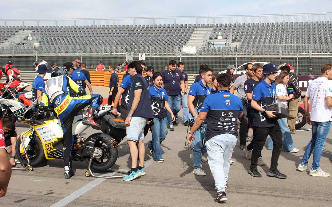 Alegría, tensión y adrenalina en el domingo de carreras de MotoStudent 2025. / B. Severino
