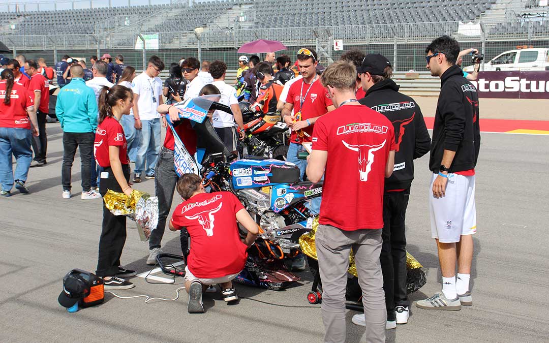 Alegría, tensión y adrenalina en el domingo de carreras de MotoStudent 2025. / B. Severino