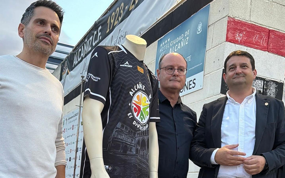 Jesús Escriche, diseñador, Antonio Navarro, presidente del club y Miguel Ángel Estevan, alcalde, presentan el nuevo equipo del Alcañiz C.F. Diversidad / Alcañiz C.F.