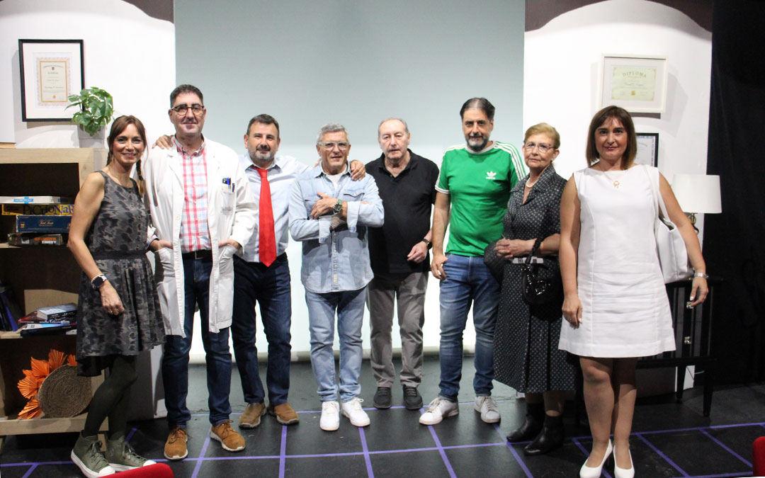 El Grupo El Tambor de Alcañiz ya caracterizados a minutos de estrenar 'Terapia o... casi'. / B. Severino