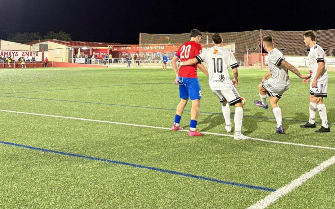 El Andorra C.F. sacó un valioso empate de su visita a Cariñena. Caspe y Utrillas también lograron un punto en esta jornada 6 de Tercera Federación./ garcia.design