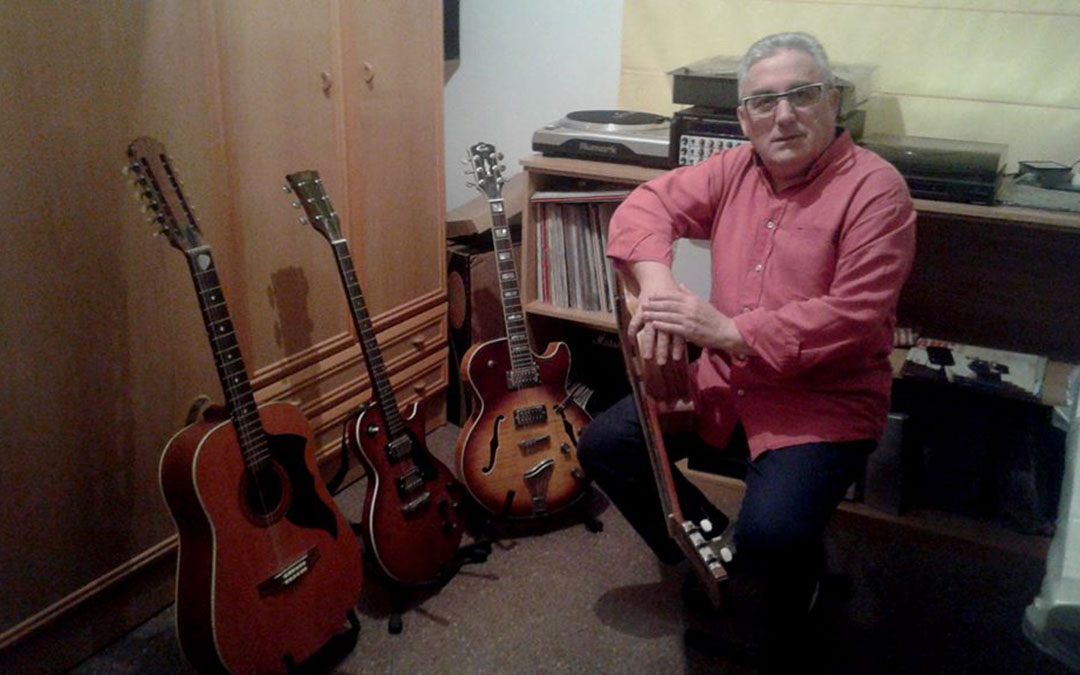 Pastor, rodeado de guitarras, el instrumento que le ha acompañado toda la vida aunque lo suyo parecía que iba a ser la batería. / Archivo personal