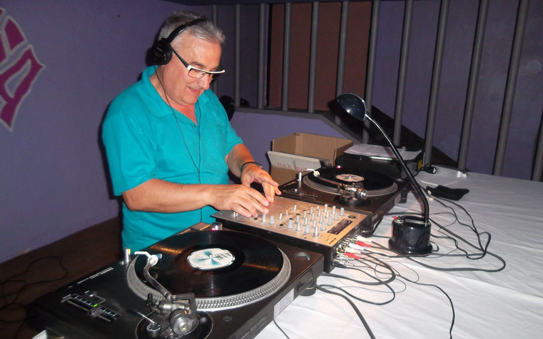 Pedro Pastor en una de sus sesiones pinchando discos como hace de vez en cuando desde que empezó en la Galaxia de Andorra en sus inicios. / Archivo personal