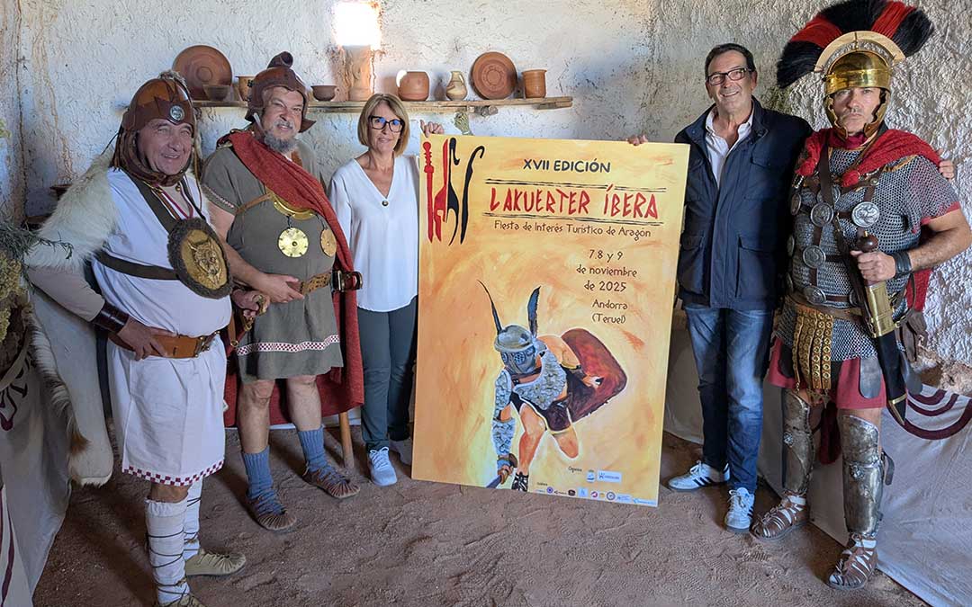 Presentación cartel de la XVII Lakuerter Íbera con los Sedetanos; el alcalde, Rafa Guía; y la autora, Isabel Roqueta. / Ayto. Andorra