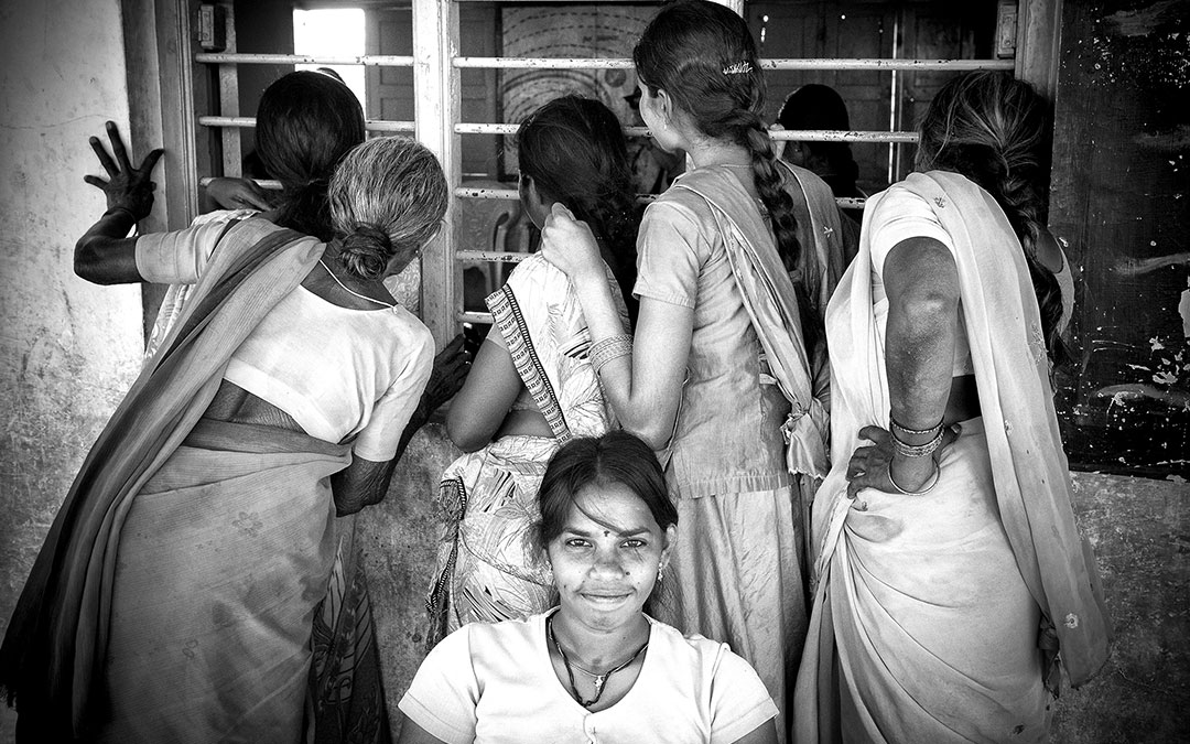 Espontaneidad en un grupo de chicas indias muy interesadas en algo al otro lado de la ventana. / Rafa Galve
