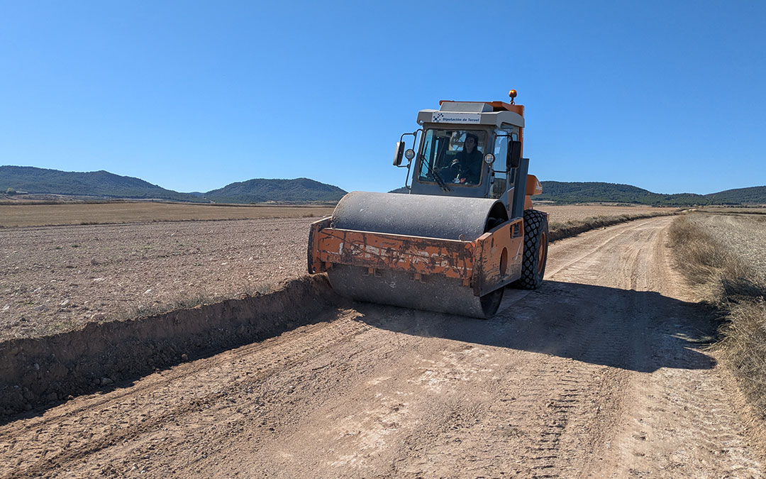 Rodillo compactador arreglando el camino rural. / Ayto Andorra