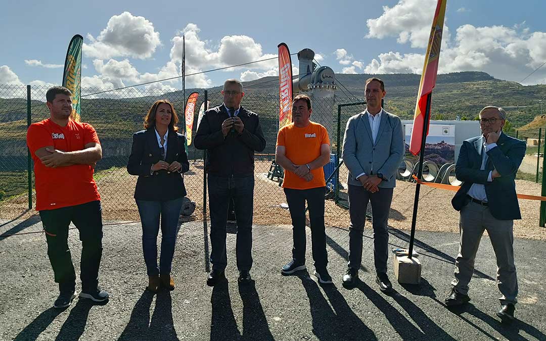 Autoridades en la inauguración de la tirolina este martes / DGA