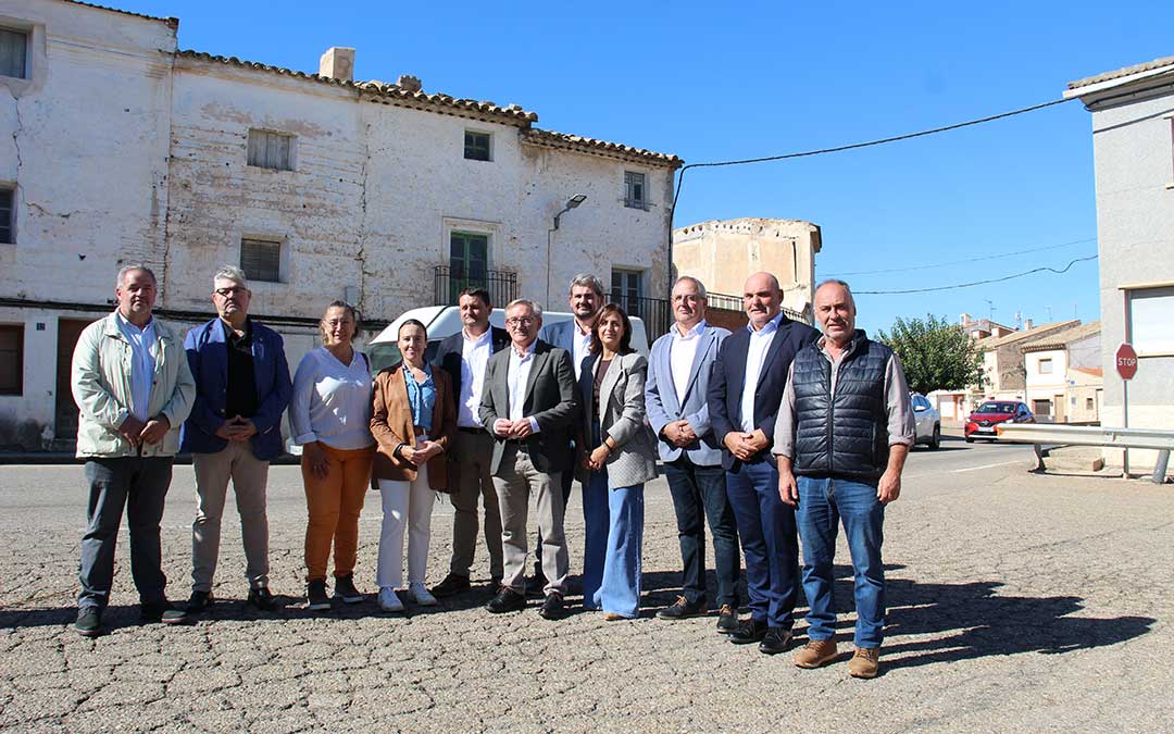 Autoridades del PP municipales, comarcales, provinciales y regionales, en Azaila reivindicando la A-68. / B. Severino