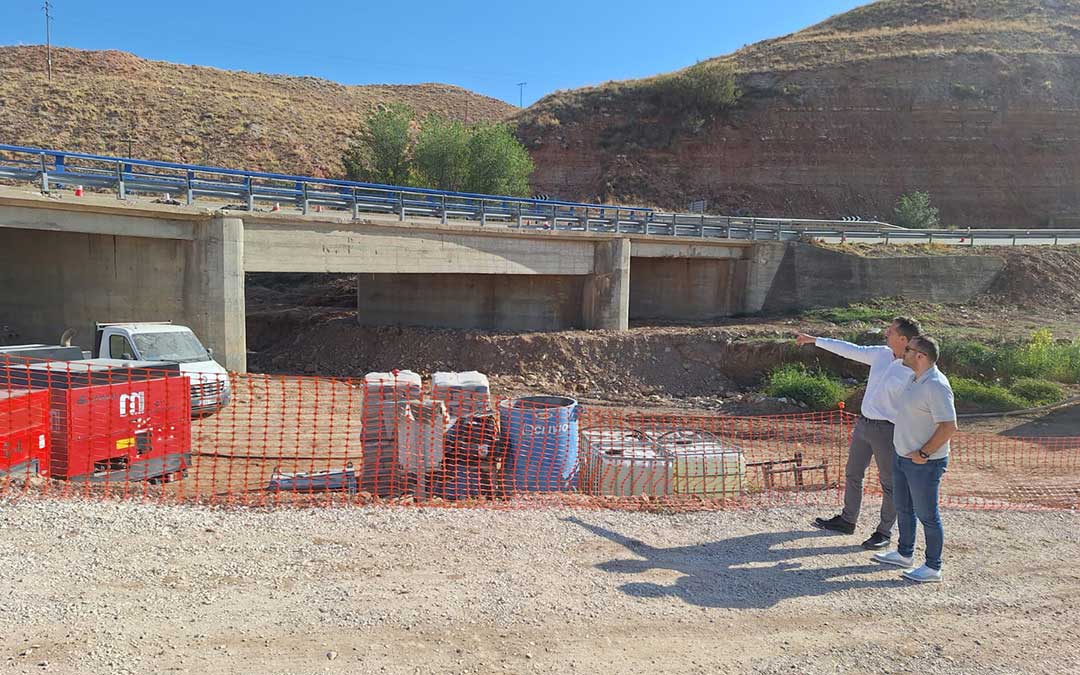Visita del subdelegado del gobierno en Teruel, Enrique Gómez, a las obras del puente de la N-232 en Azaila. / Subdelegación