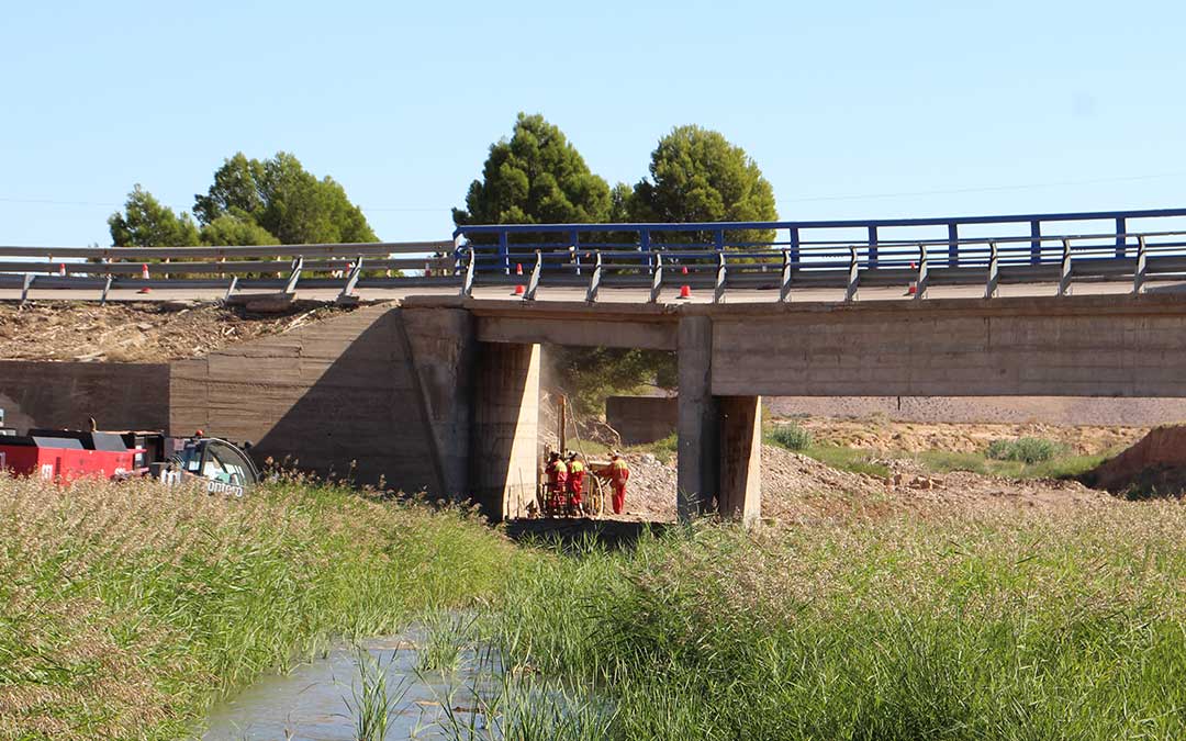 Trabajos de reparación en el puente de la N-232 en Azaila sobre el río Aguasvivas. / B. Severino