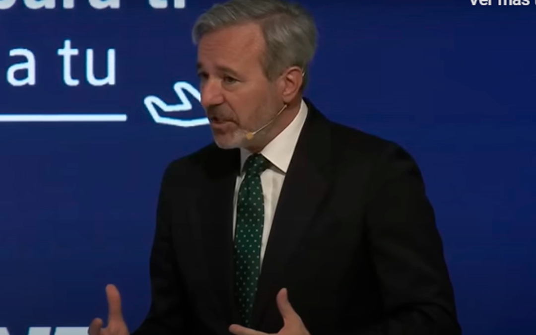 Jorge Azcón, presidente de Aragón, en el foro, el pasado sábado./ La Vanguardia
