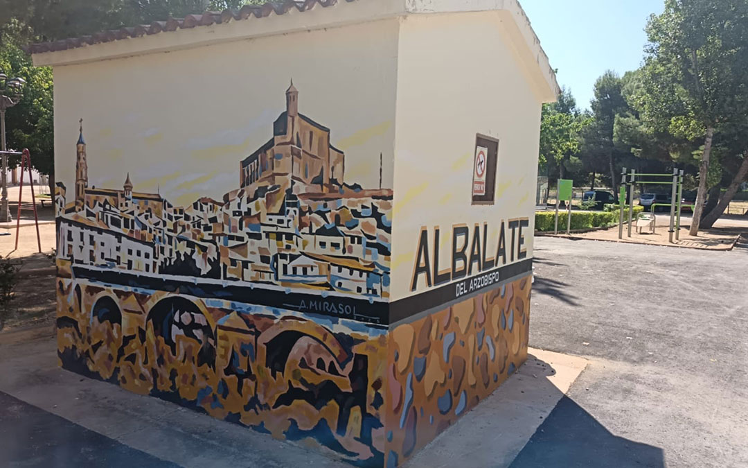 La vista de Albalate del Arzobispo desde el puente, plasmada junto al colegio. / Turismo Bajo Martín