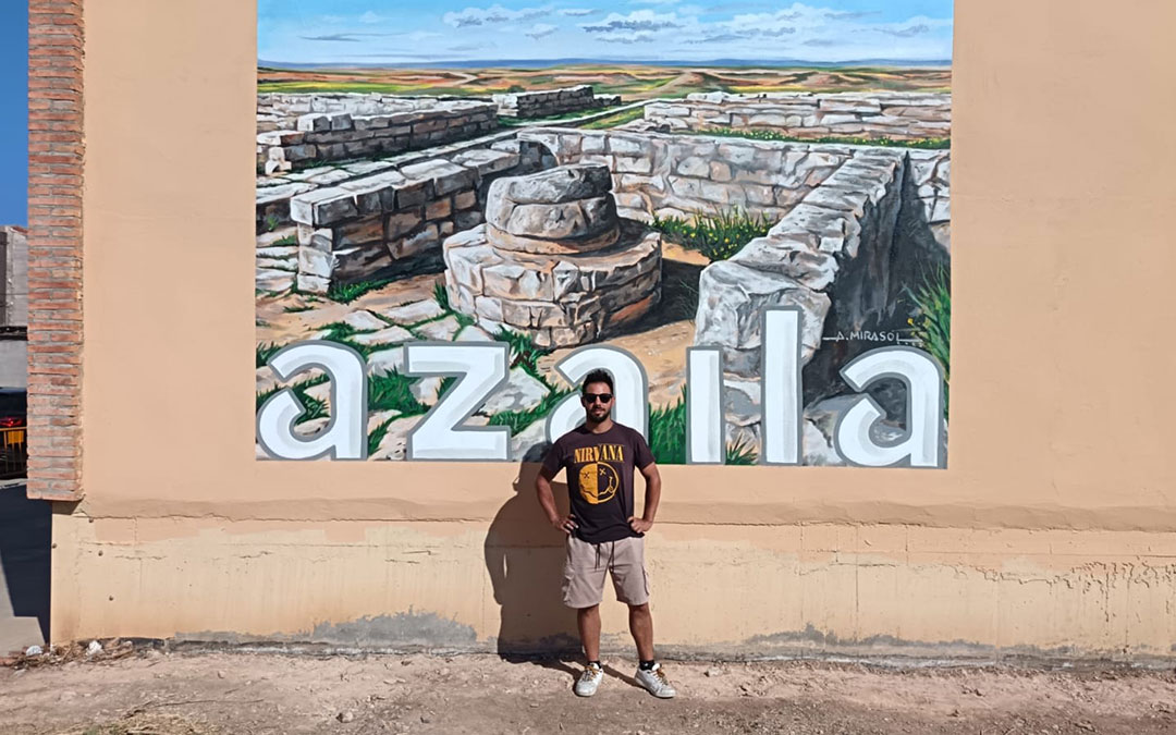 Mirasol delante del mural homenaje al Cabezo de Alcalá en Azaila junto a la N-232. / Turismo Bajo Martín