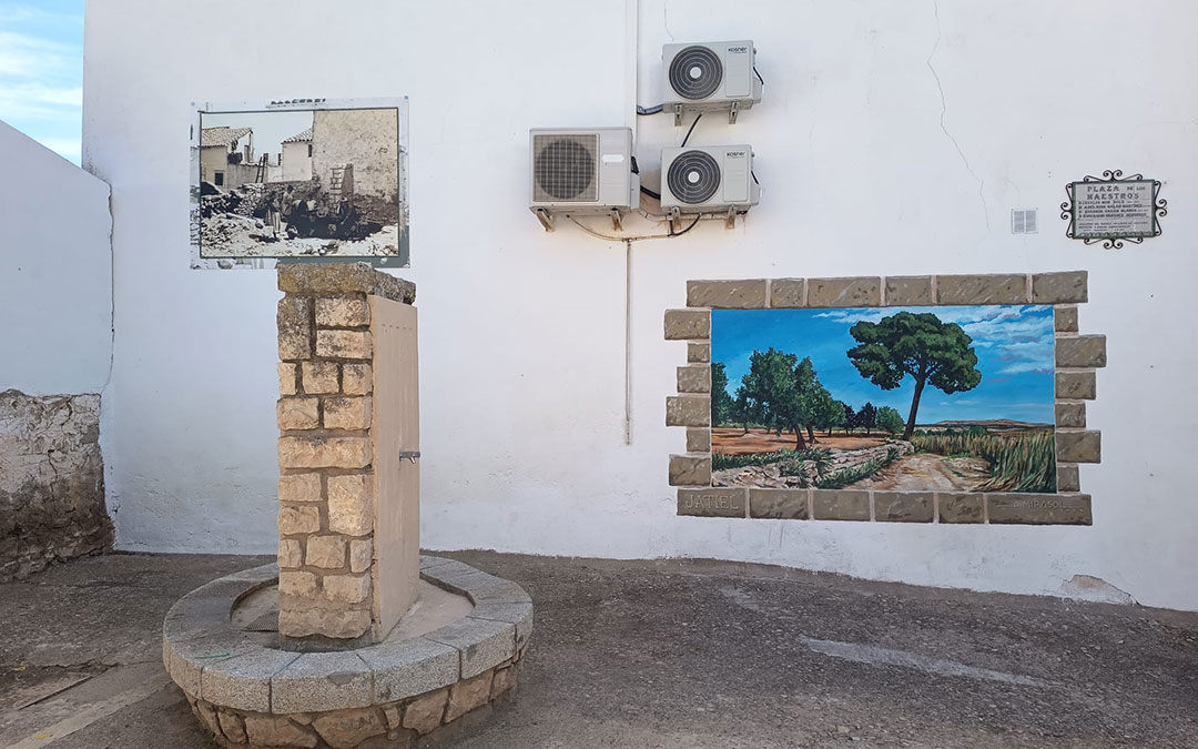En Jatiel luce una de las lonas con una foto antigua y el homenaje a su desaparecido y añorado pino. / Turismo Bajo Martín