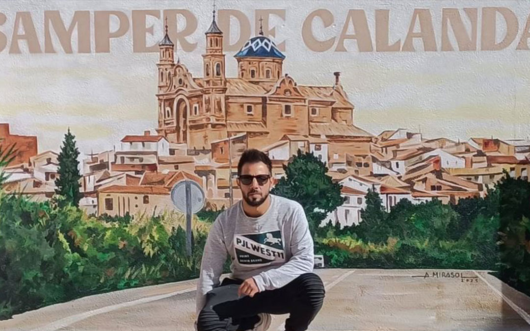 La entrada por carretera a Samper fue el último mural de los nueve que pintó Álex Mirasol. / A. Mirasol