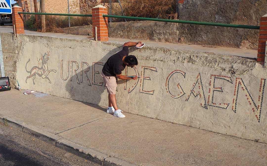 Mirasol pintando uno a uno al detalle del mosaico de la Loma del Regadío de Urrea a pie de carretera. / Toño Martín - Valdecara