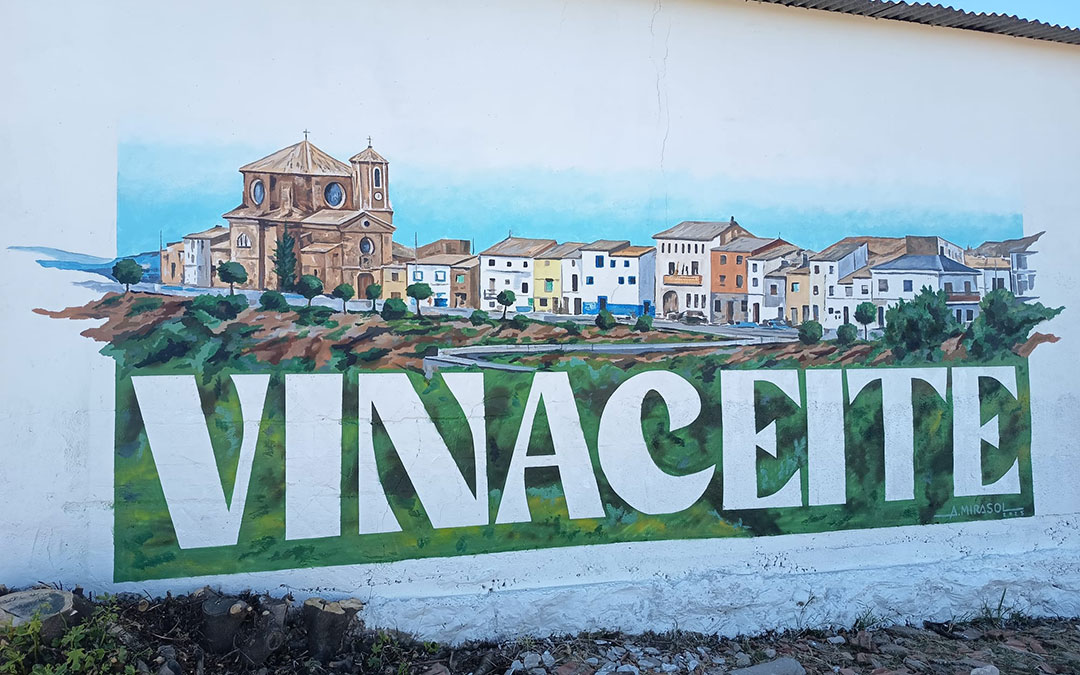 El mural de Vinaceite da la bienvenida a vecinos y visitantes. / Turismo Bajo Martín