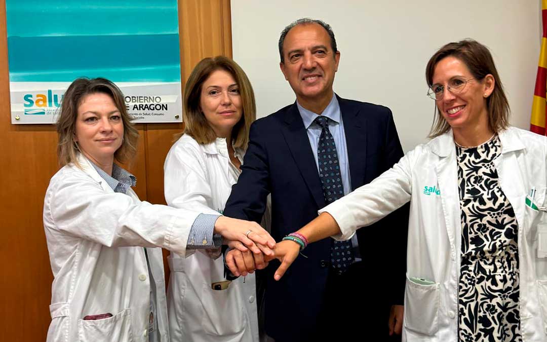 El consejero con miembros del equipo directivo del Hospital de Barbastro este martes / DGA