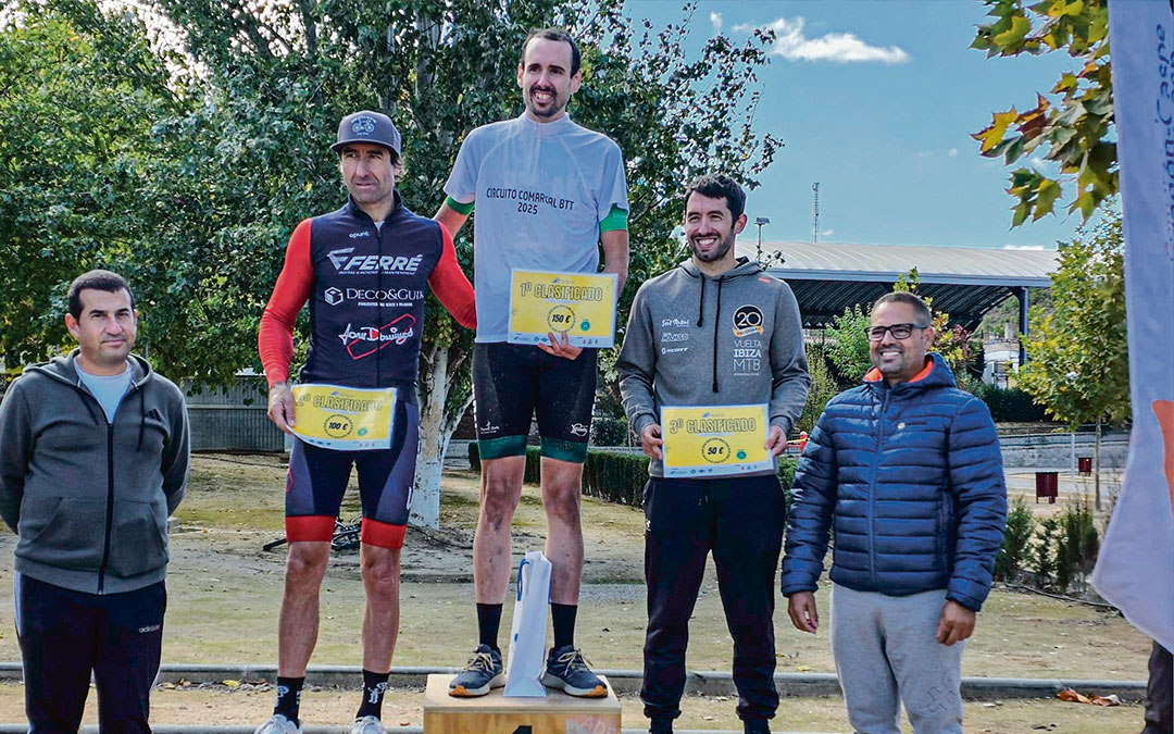 Podium del circuito masculino en el que Enrique Bitria se coronó como campeón el domingo en Fayón./ ADFayonense