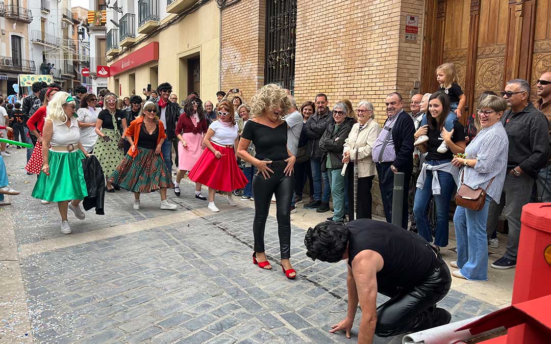 Sandy y Danny, de Grease, durante el desfile de carrozas de Calanda./ C.O.