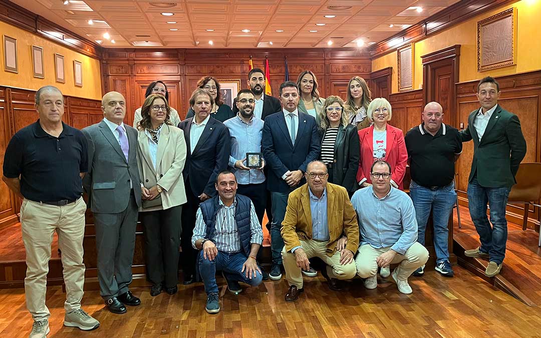 Foto de familia de la corporación junto a la junta del Club Deportivo Calanda tras la entrega de la medalla./ C.O.
