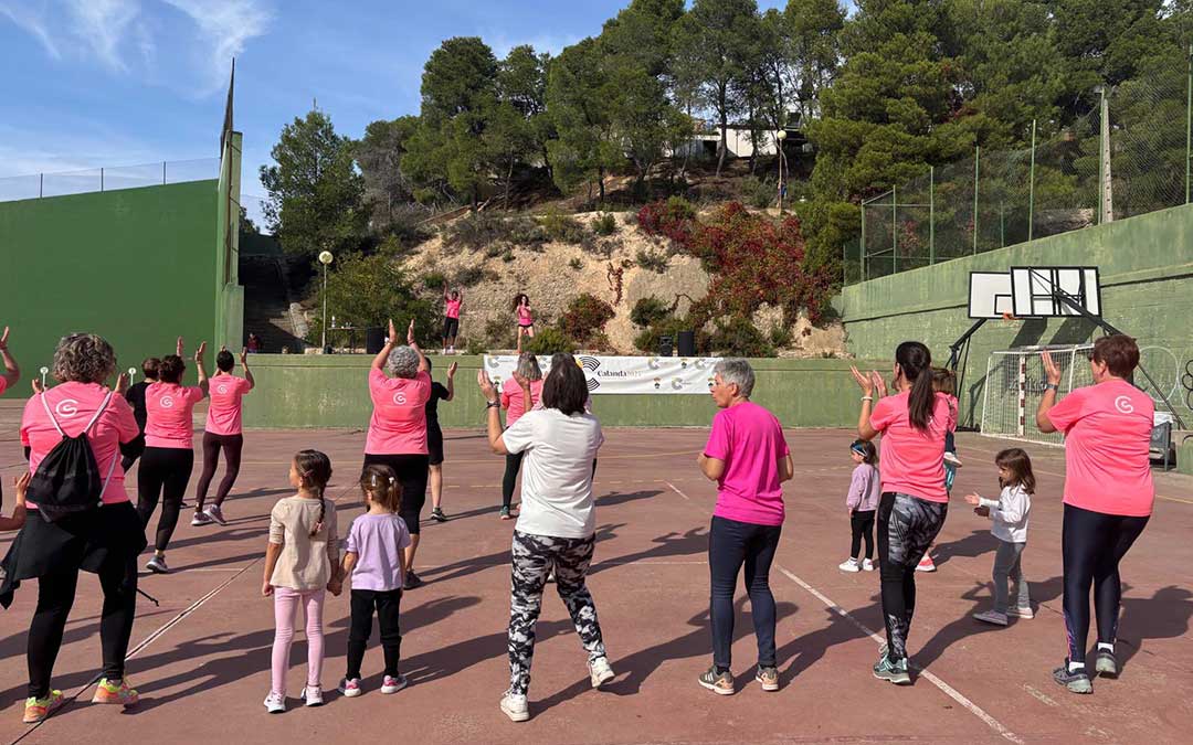 Marcha por el Día Mundial del Cáncer de Mama en Calanda. / Ayto.