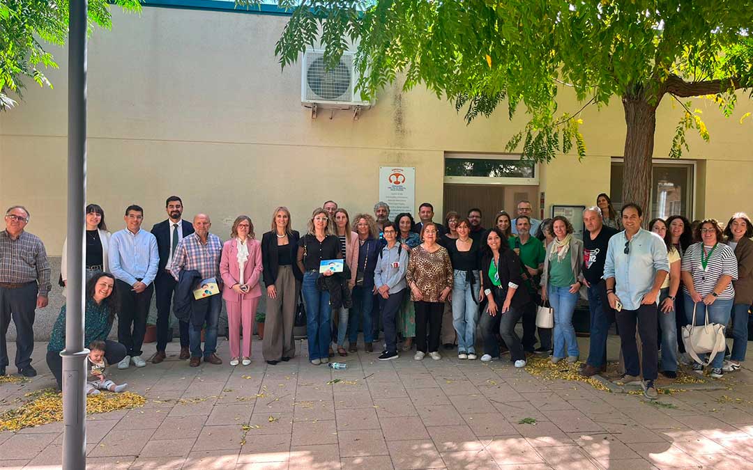 Foto de familia de los participantes en el acto conmemorativo por el Día de la Salud Mental el martes en Calanda./ Asapme.