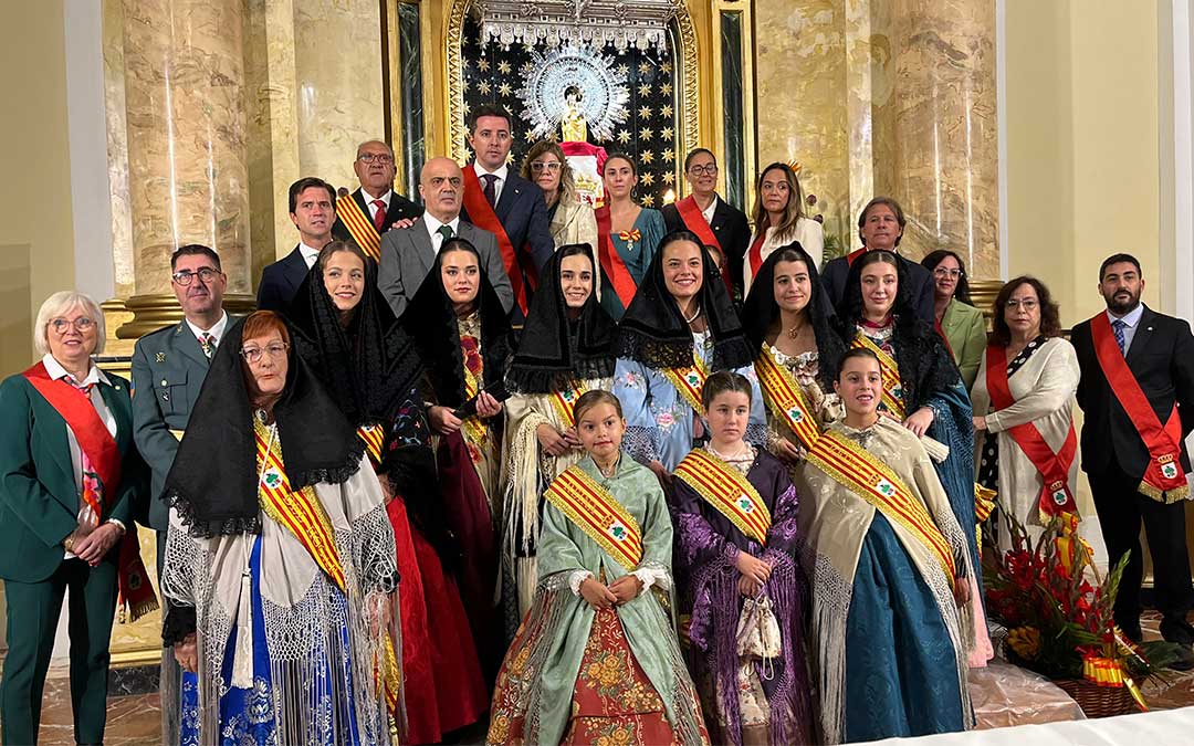 Las reinas de Fiestas y la corporación municipal de Calanda durante la Ofrenda de Flores a la Virgen del Pilar./ C.O.