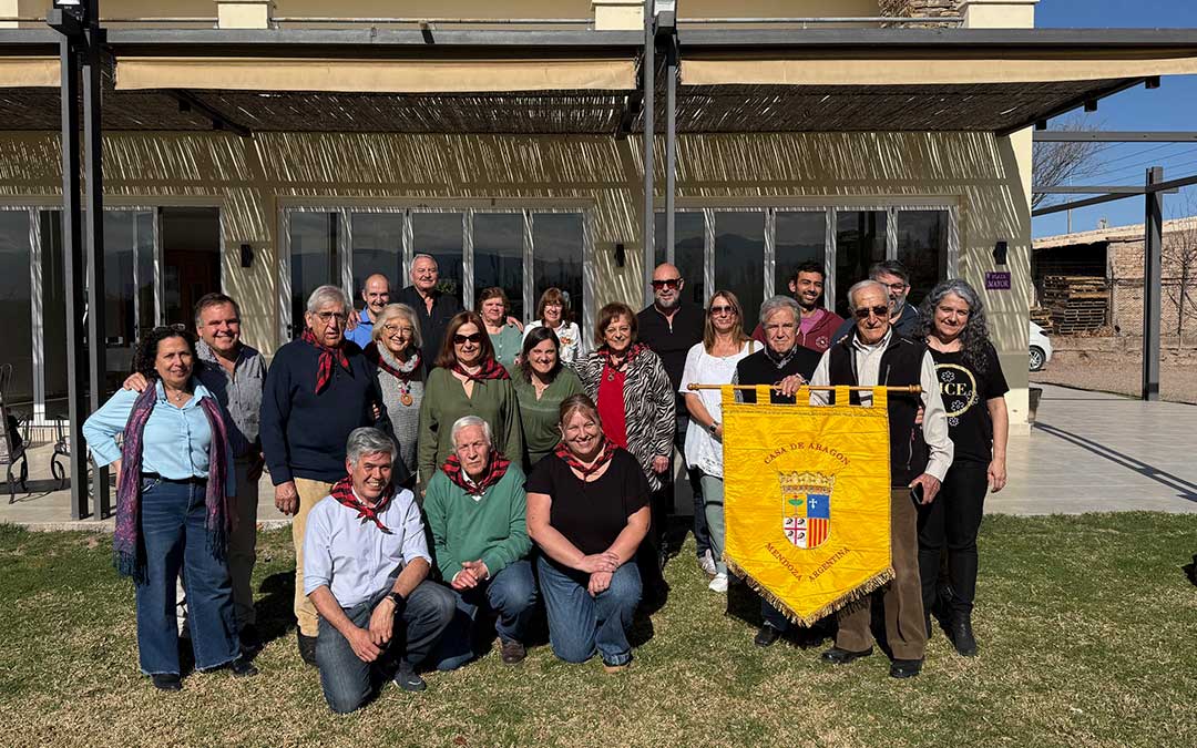 Fotografía de familia de parte de los socios de la Casa de Aragón de la provincia argentina de Mendoza que celebraron el día de la virgen del Tremedal / L.B.