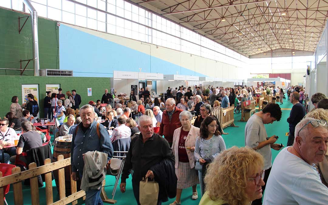 Ambiente en el pabellón 1 'Sabor & Ritmo' en Expo Caspe 2025. / B. Severino