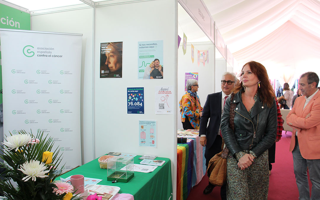 Las autoridades autonómicas en el pabellón de las asociaciones en la inauguración de Expo Caspe 2025. / B. Severino