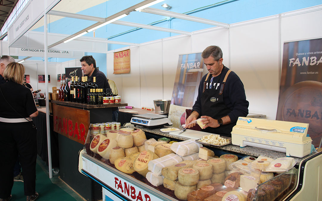 Concentración en el puesto samperino de Fanbar en el pabellón 1 'Sabor & Ritmo' en Expo Caspe 2025. / B. Severino
