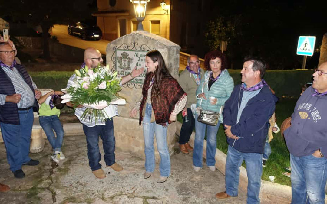 El alcalde, Tomás Herrera, entregó un ramo a Lucía Claver ante sus padres y agradeció su ayuda a la familia. / Antonio Moragriega