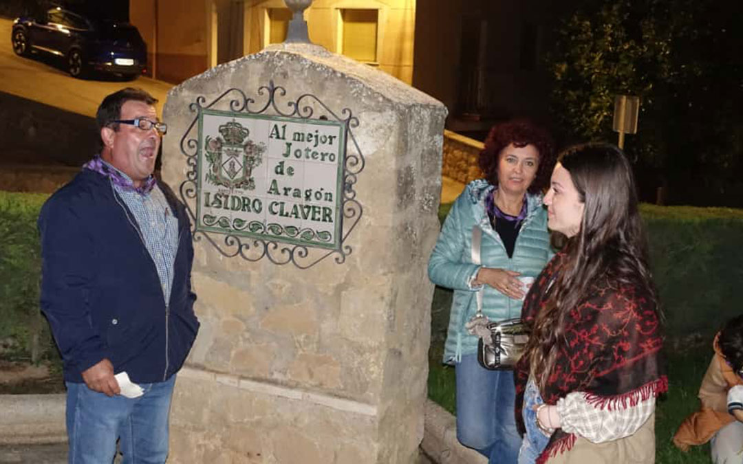 Isidro Claver dedicándole una jota a su hija Lucía ante su monolito en Castelnou. / Antonio Moragriega