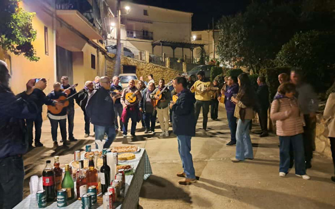 Una de las paradas en la ronda jotera en Castelnou. / Antonio Moragriega