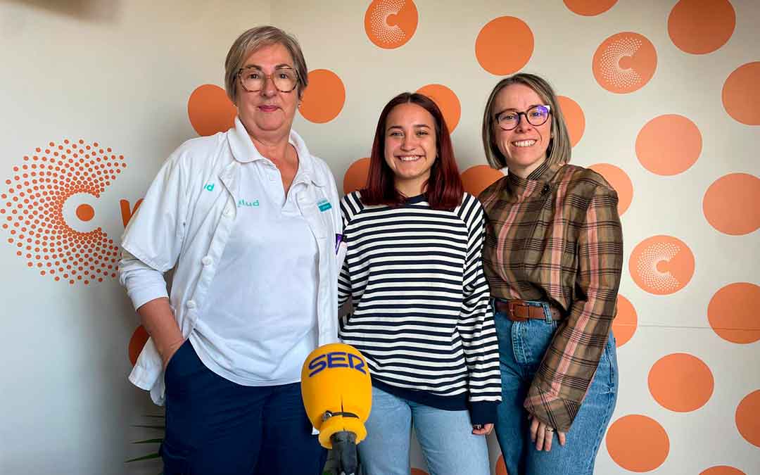 Elvira Chamocho, Lourdes Heredia y Nuria Montón en Radio La Comarca./ S.F.