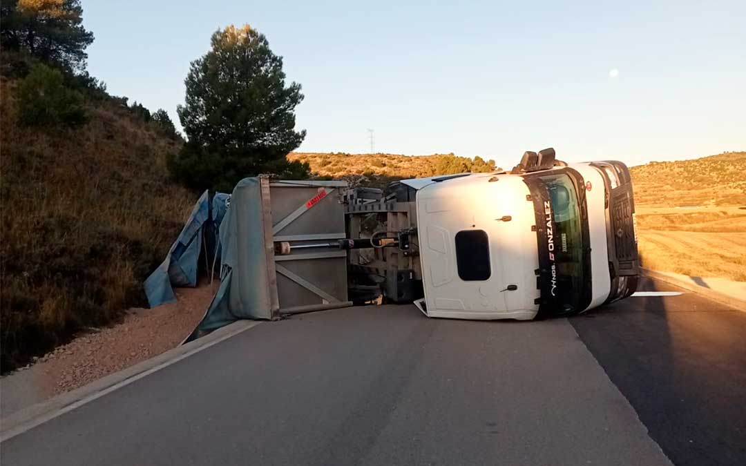 El camión volcó obstaculizando el tráfico en la carretera./ P.A.M.