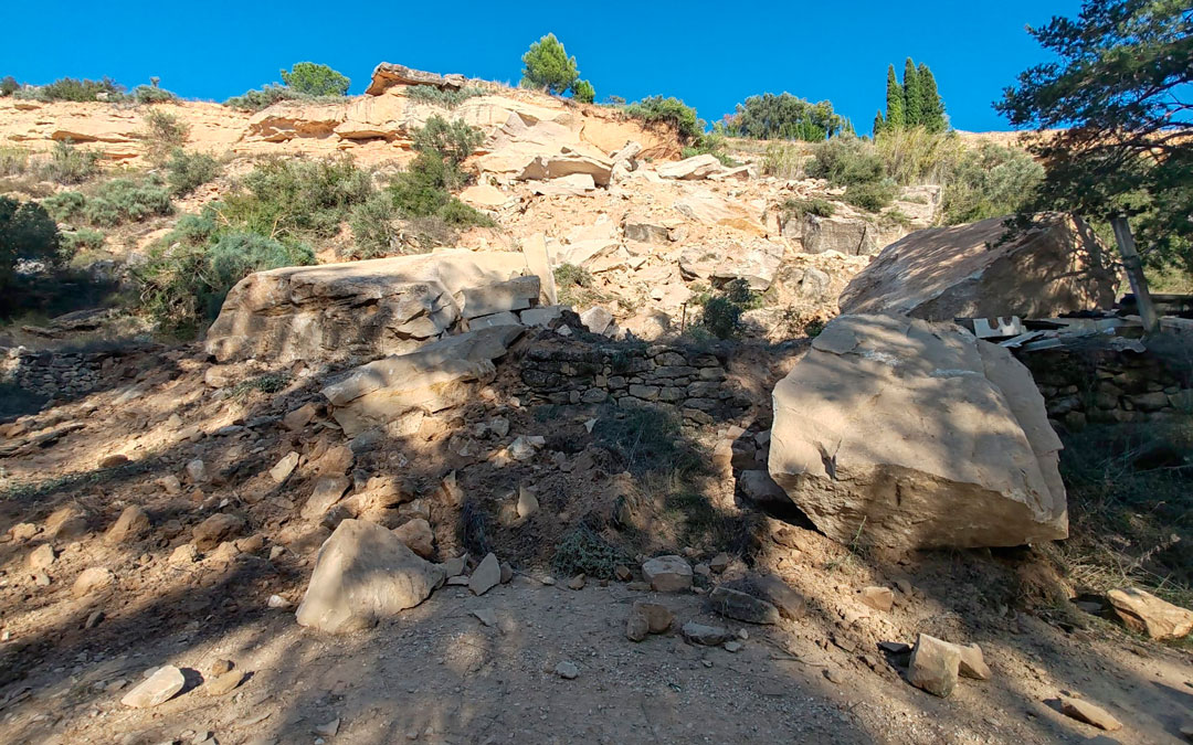 El desprendimiento ha sepultado un pequeño masico que había en la zona./ AYTO ALCAÑIZ