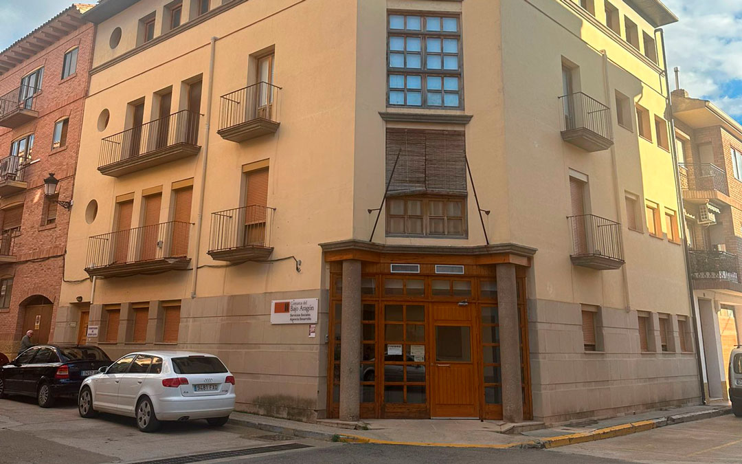 Entrada del edificio en el que se van a acometer las obras de rehabilitación./ AYTO CALANDA