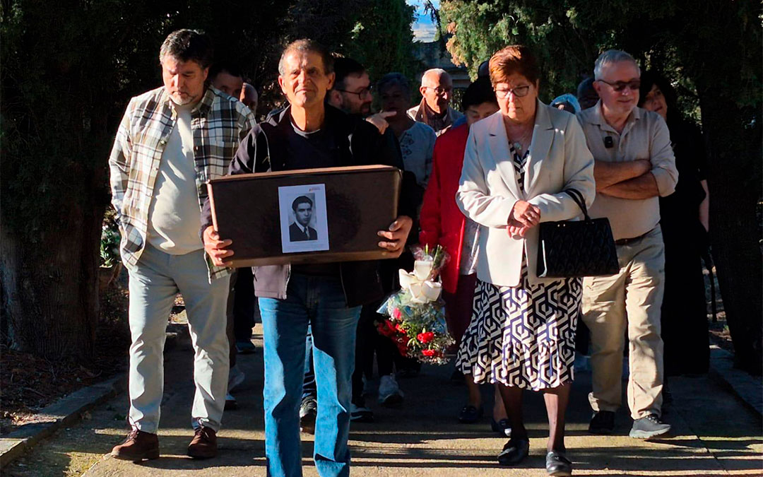Familiares y voluntarios de ARMH han acudido, este miércoles, al entierro de los restos de Joaquín Sancho./ ARMH
