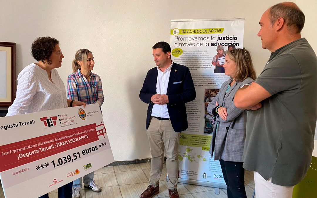 Momento de la entrega del cheque./ E.T.T.