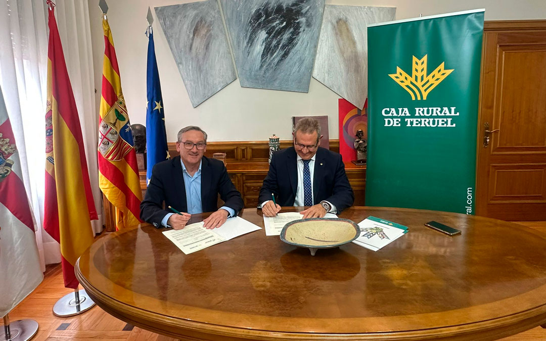 Momento de la firma entre DPT y Caja Rural./ DPT