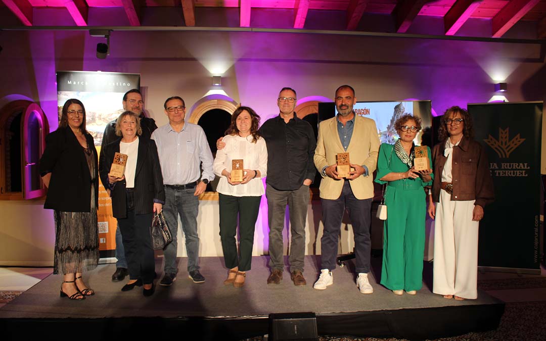 Foto de familia de los premiados y el embajador con la presidenta de la asociación / L. Castel