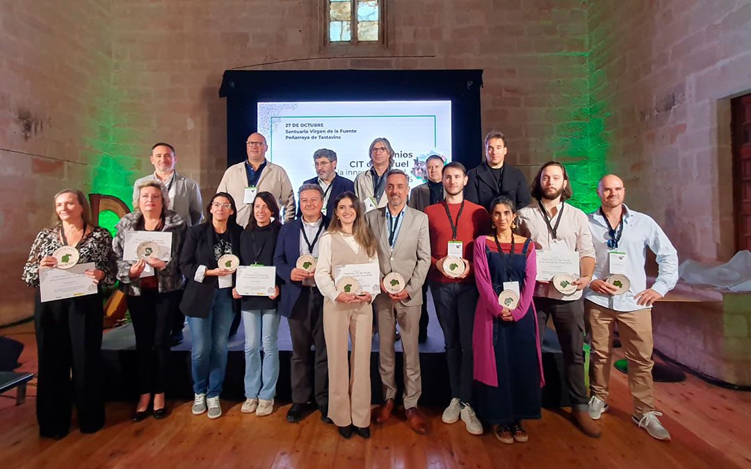 Foto de familia de los ganadores de los I Premios CIT Teruel celebrados en Peñarroya de Tastavins. / CIT