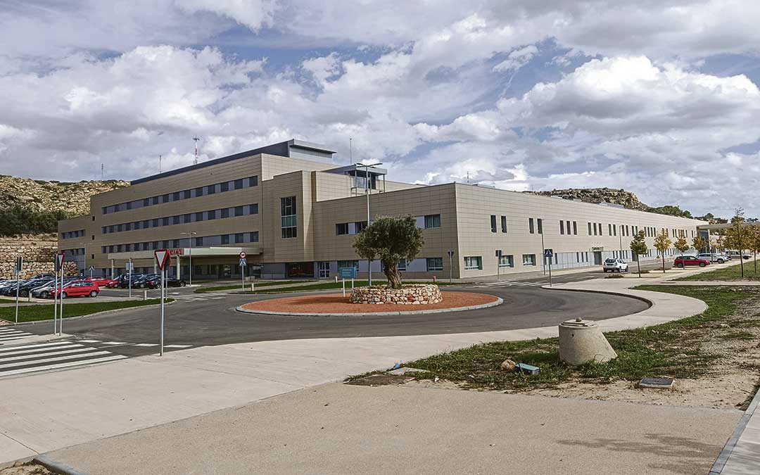 El aparcamiento del nuevo Hospital de Alcañiz comienza a llenarse de coches con la llegada de las nuevas especialidades / Jorge Pérez