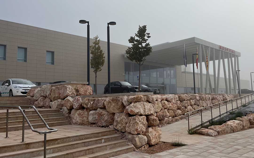 Aspecto del nuevo Hospital de Alcañiz este jueves envuelto en la niebla que llegaba hasta la ciudad a primera hora / L. Castel