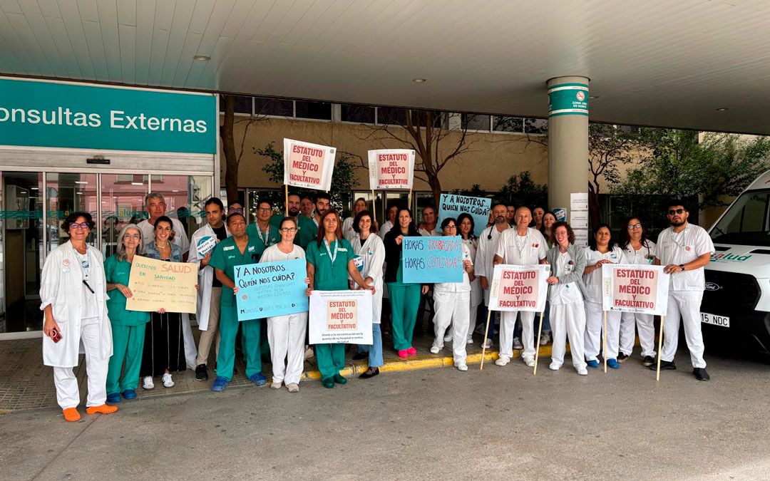 Convocatoria de médicos a las puertas del centro de Alcañiz en una de las últimas protestas./ M.M.R.