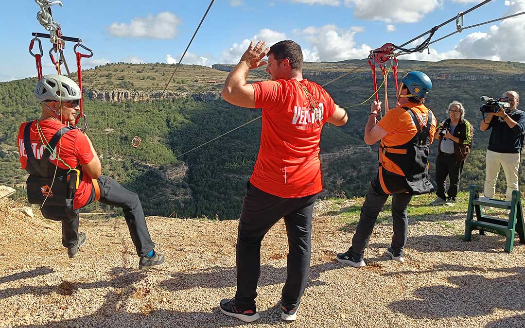 Salida de los dos primeros usuarios de la tirolina este martes. Uno de ellos, el alcalde de Cantavieja, Ricardo Altabás (dcha.) / DGA
