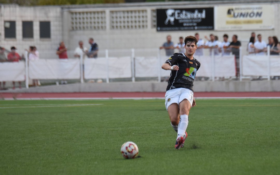 Javi Muniesa disputando un balón en uno de sus 100 partidos con el Alcañiz C.F./J.M.