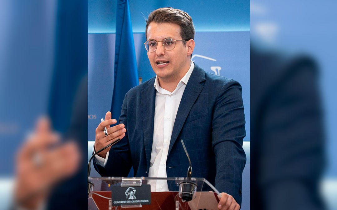 Jorge Pueyo durante la rueda de prensa en el Congreso./ CHA